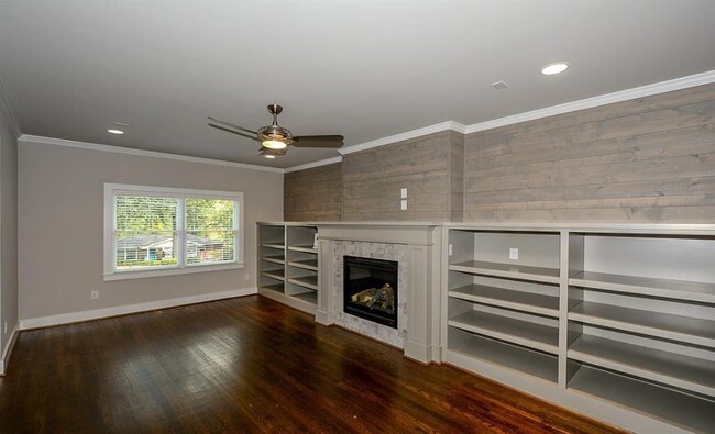 Building Photo - 483 E Pharr Rd