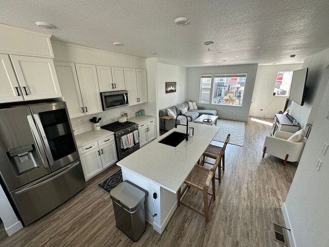 Building Photo - Charming 2-Bedroom Townhome with Office, 2...