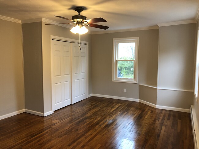 Large bedroom - 533 Washington St