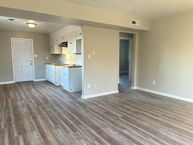 Building Photo - Brick Quadplex 2/1 in East Lake