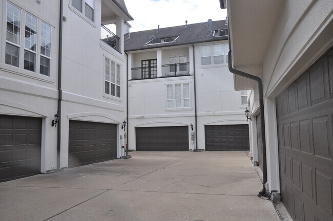 Foto del edificio - 5922 Burgoyne Dr.