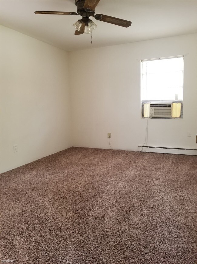 Building Photo - 1 br, 1 bath Apartment - Carolyn Apartments