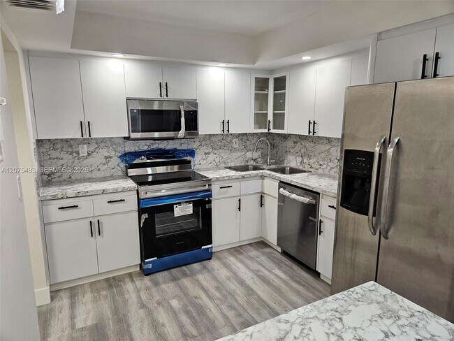 Building Photo - 18021 Biscayne Blvd