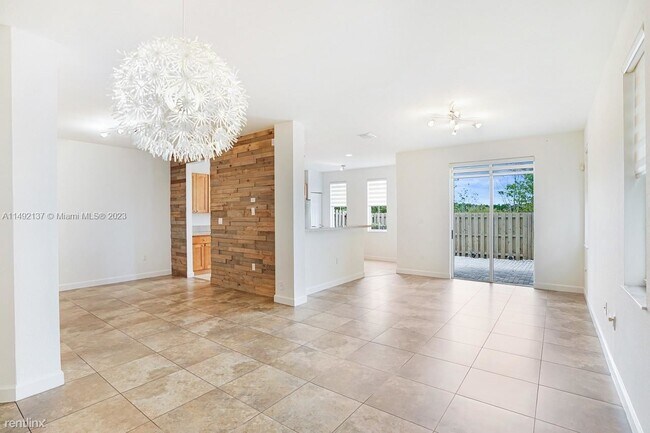 Building Photo - 4 br, 3.5 bath House - 7418 NW 108th Path