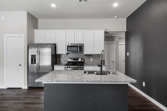 Building Photo - 915 Silver Birch Br