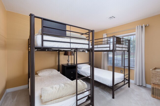 Building Photo - Fully Furnished 3 bedroom, 2 bath home in ...