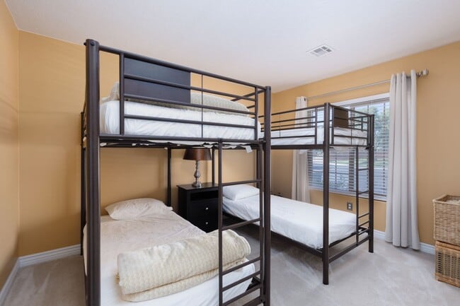 Foto del edificio - Fully Furnished 3 bedroom, 2 bath home in ...