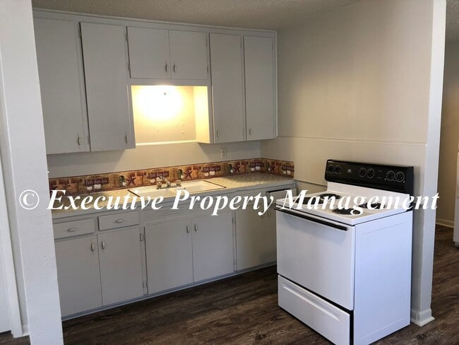 Building Photo - 908 J R Ct