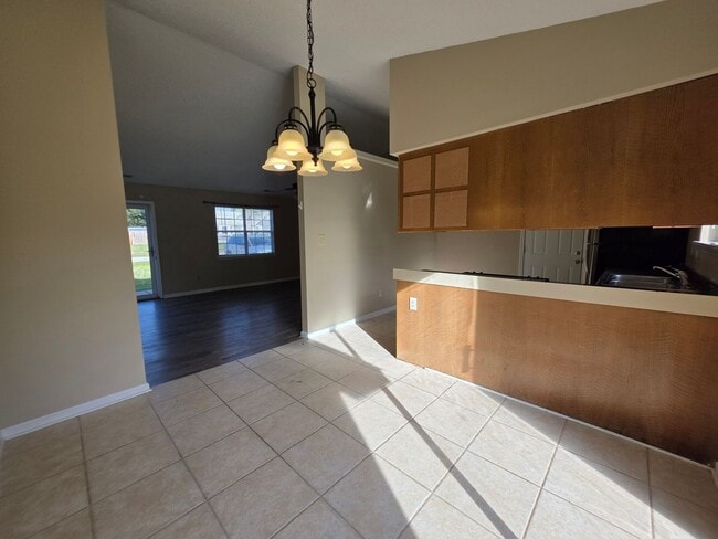 Building Photo - 206 S Ginger Dr