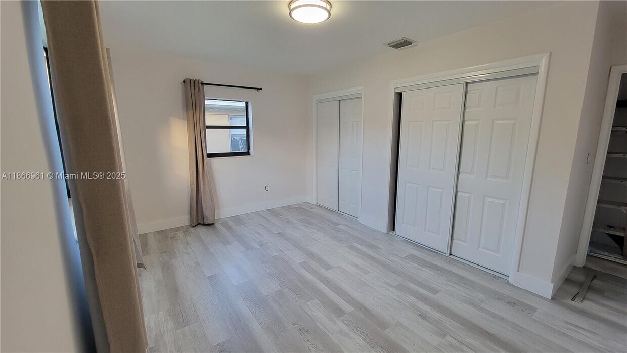 Foto del edificio - 1296 NE 146th St