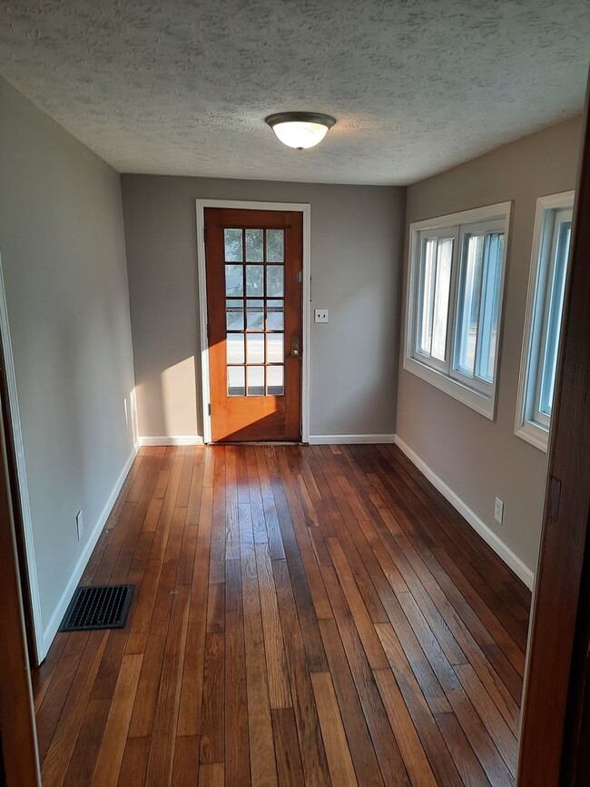 Photo - Lovely 3 bedroom 1 bath home