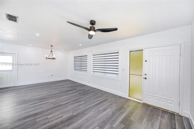 Foto del edificio - 1706 S Le Jeune Rd