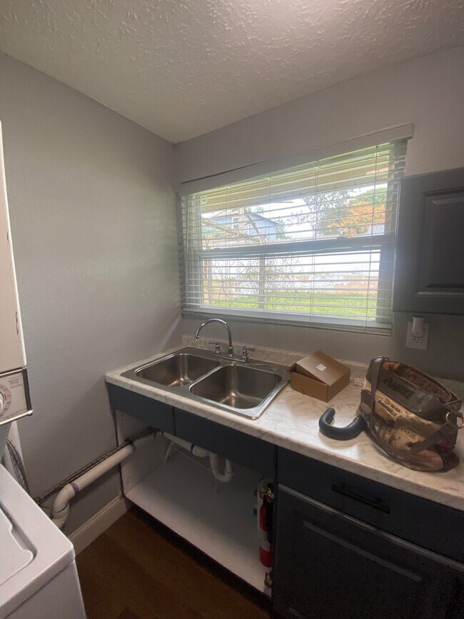 Foto del edificio - 27103 Frampton Ave