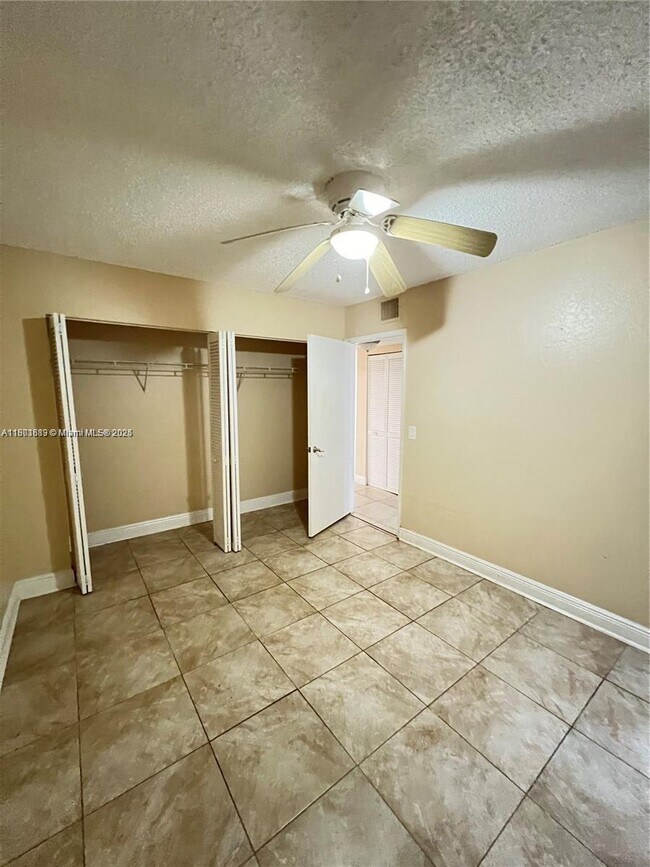 Foto del edificio - 1523 Lake Crystal Dr