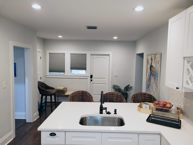 Building Photo - 422 N Palmway