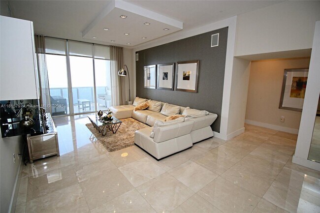 Building Photo - 15901 Collins Ave