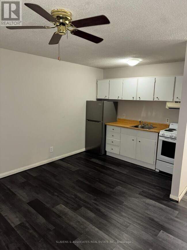 Building Photo - 45 King Ave E