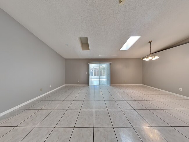 Building Photo - 661 Piedmont Dr