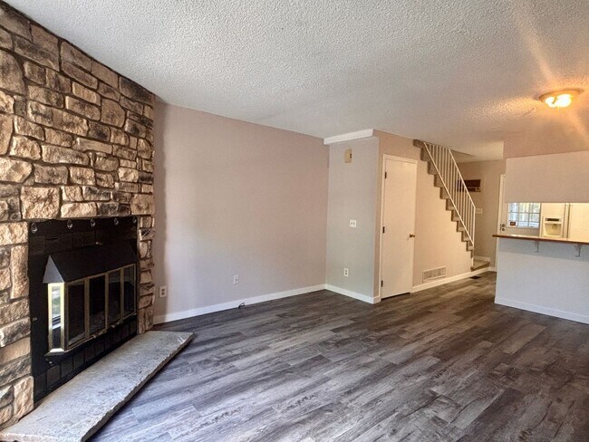 Foto del edificio - Newly Renovated 2-Bed Townhome Near Kingsborough Park — Available Now
