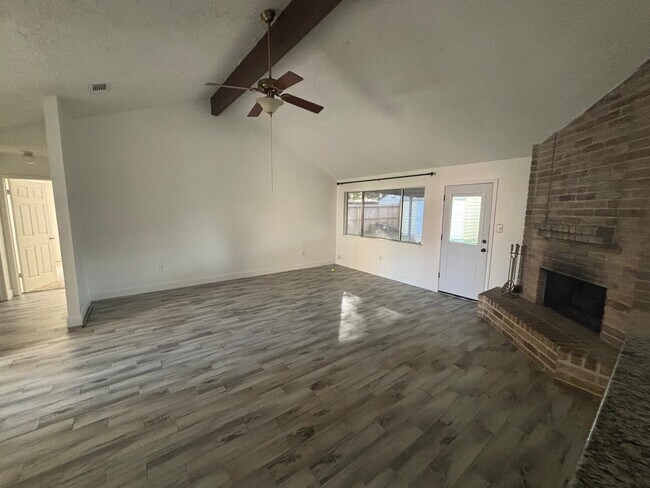 Foto del edificio - 7307 Crystalglen Dr