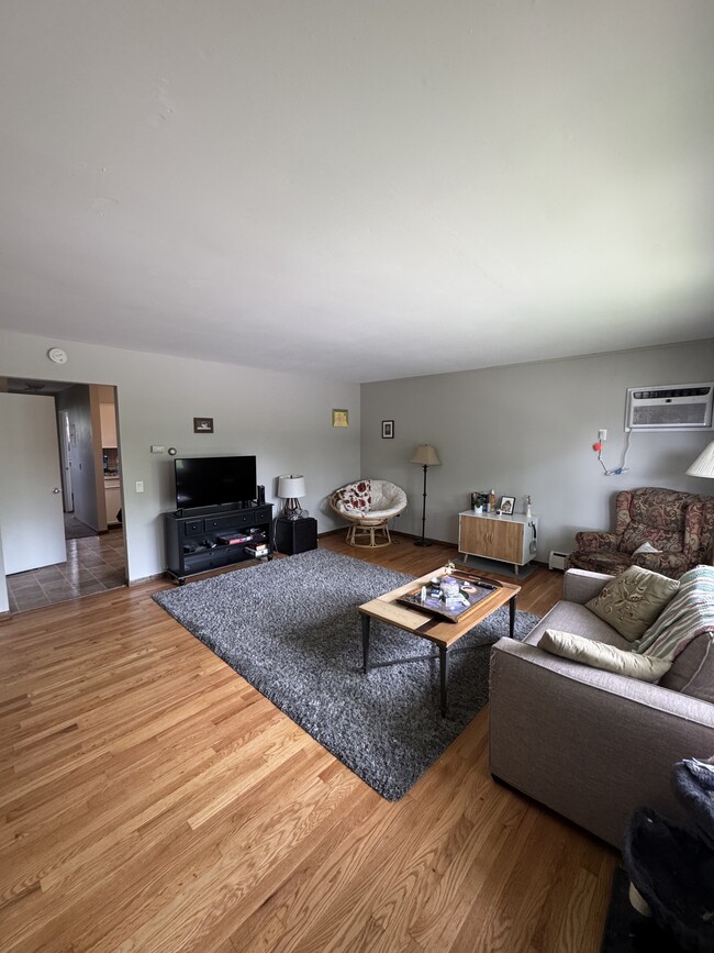 Living room - 707 W Main St