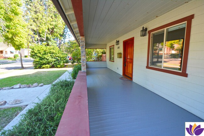 Building Photo - 1093 Avoca Ave