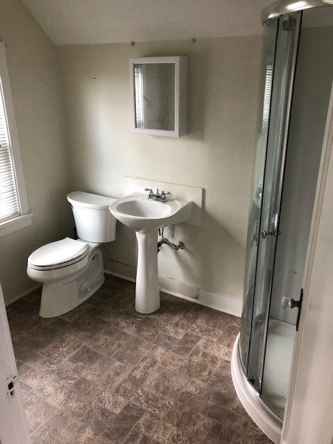 Building Photo - Newly Renovated 4 Bed/2 Bath Farmhouse in ...