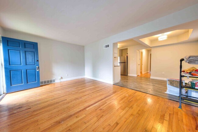 Building Photo - Nice 2 bedroom home with fenced in yard an...