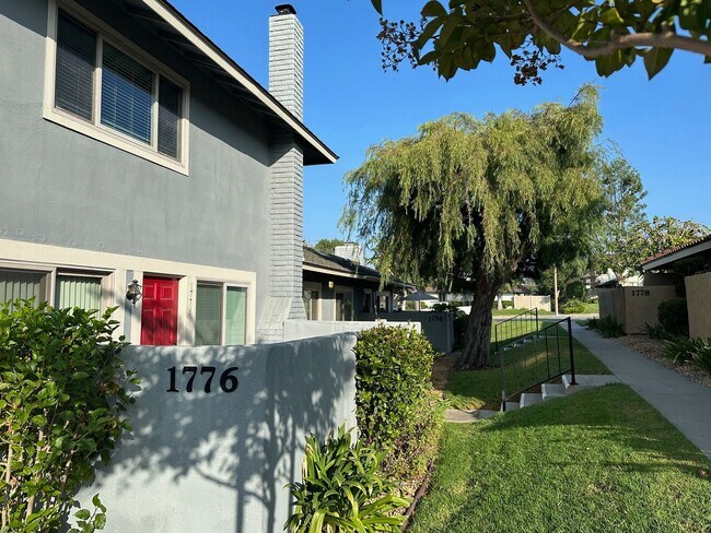 Building Photo - Stunning 2+2.5 Las Flores Townhome