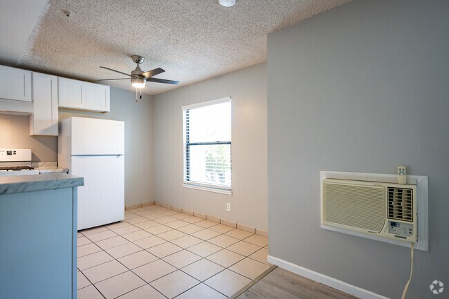2 habitaciones, 1 baño - 715 pies cuadrados - Comedor - McDouall Apartments