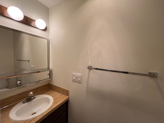 Building Photo - 2 Bedroom 1.5 Bath Townhouse near WWU and Fairhaven w/ Attached Garage