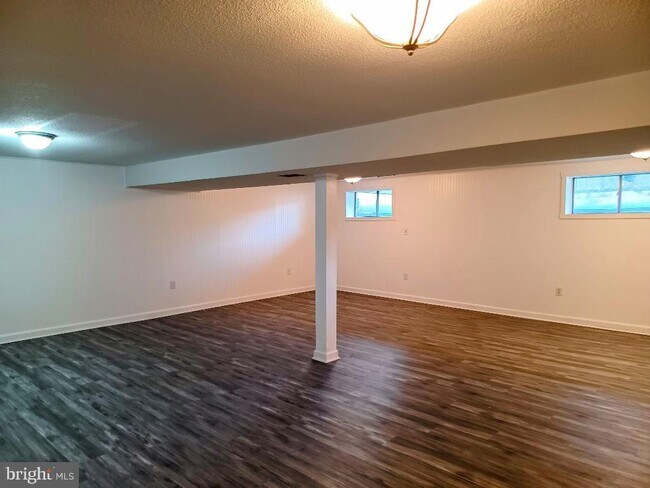 Building Photo - 252 MacKintosh Dr