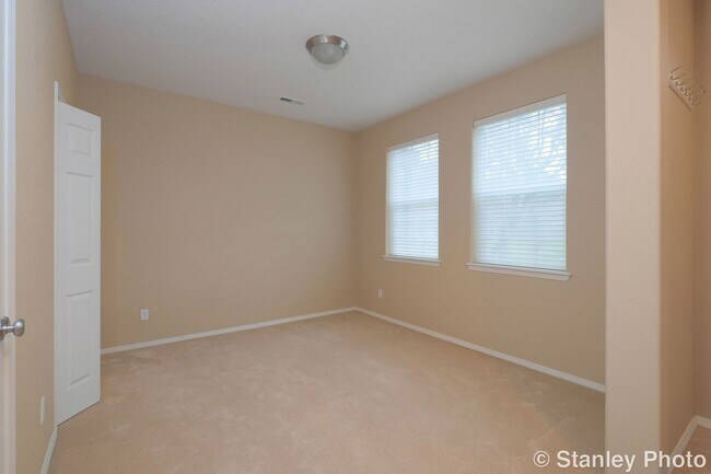 Foto del edificio - Sophisticated 2 Bedroom, 4 Bathroom Townhome in Orenco Gardens.