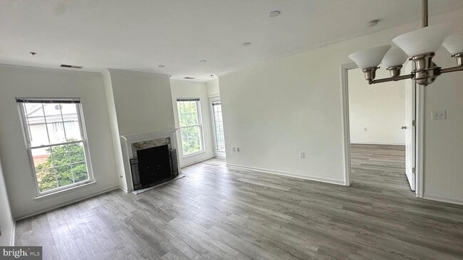 Building Photo - 7011 Falls Reach Dr