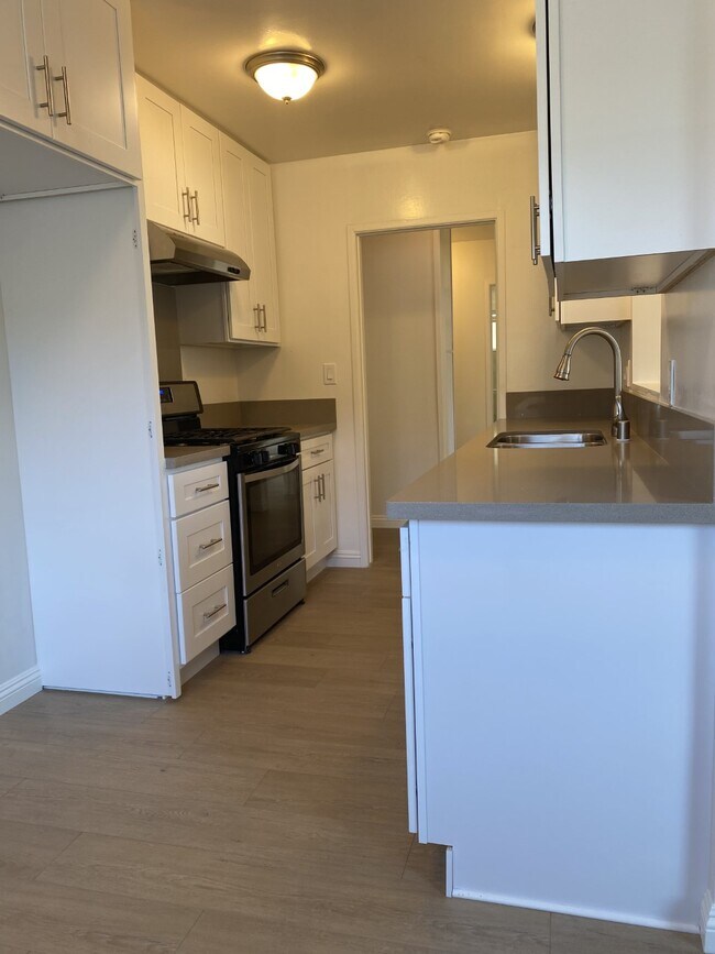 Kitchen - 2104 Lilac Ln