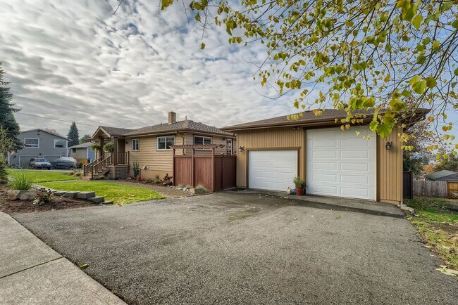 Building Photo - Lower Kennydale, Minutes from I-405, Micro...