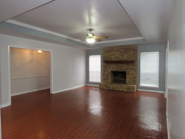Foto del edificio - Lovely 3 Bedroom, 2 Bath Duplex-Lawn Care ...