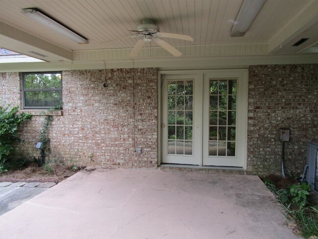 Building Photo - 201 Peartree Cir
