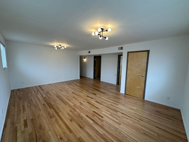Building Photo - 153 E 12th Ave