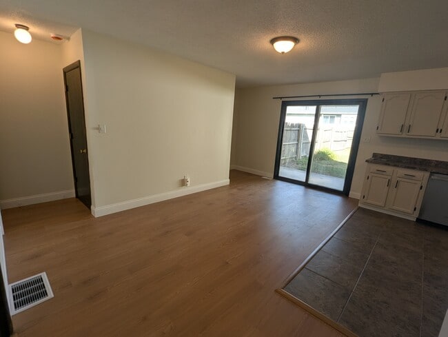 Building Photo - 533 Mockingbird St