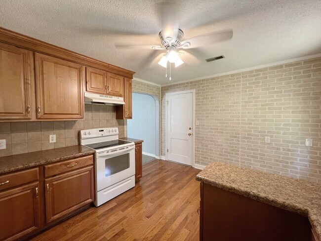 Foto del edificio - SEE IT NOW: Cozy 2-Bed, 1-Bath Ranch in Qu...