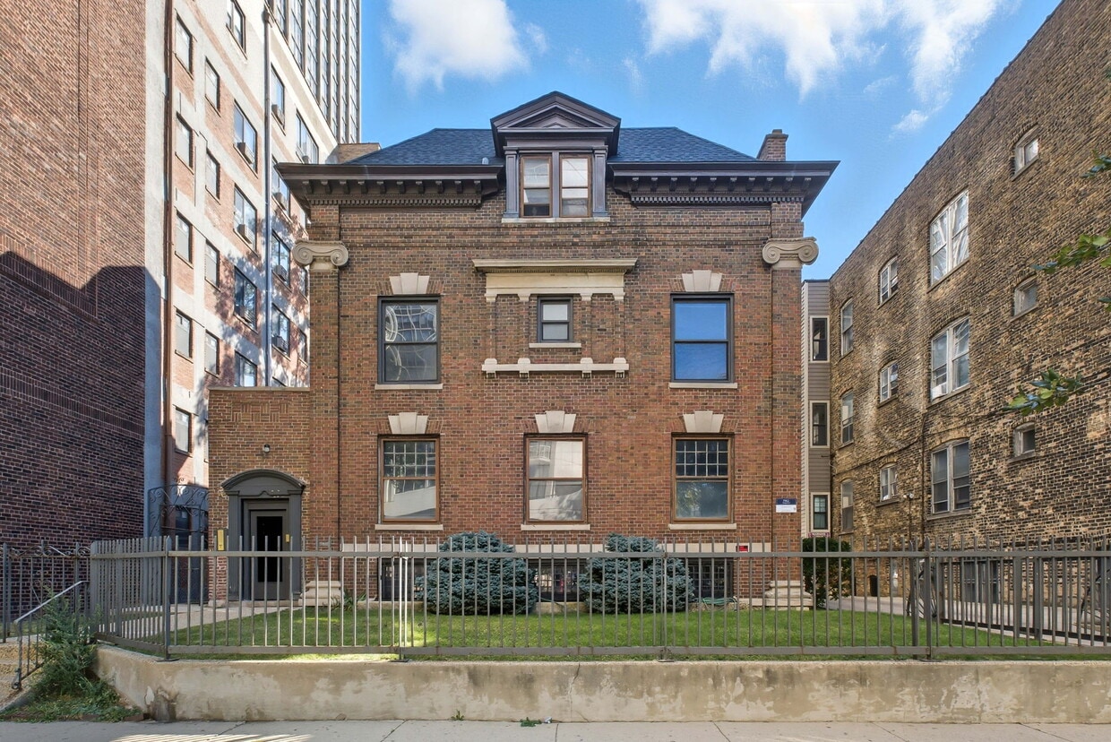 Primary Photo - 3939 N Pine Grove Ave