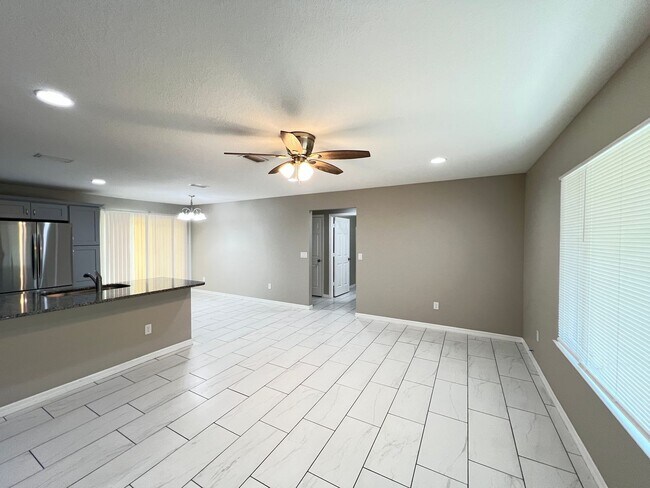 Foto del edificio - INCREDIBLE 3 Bedroom, 2 Bathroom Home In Ocklawaha!!