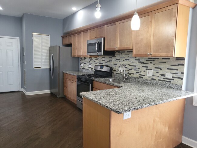 Building Photo - 1935 N Leamington Ave