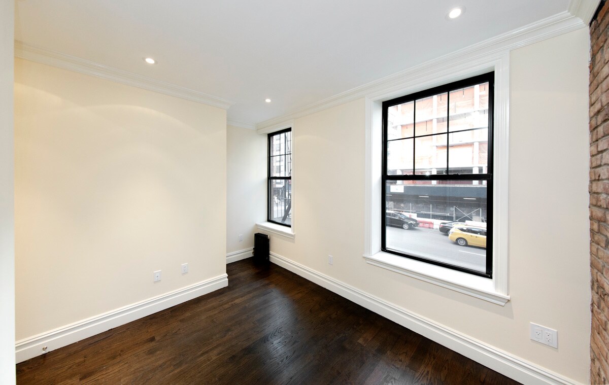Primary Photo - 244 W 10th St