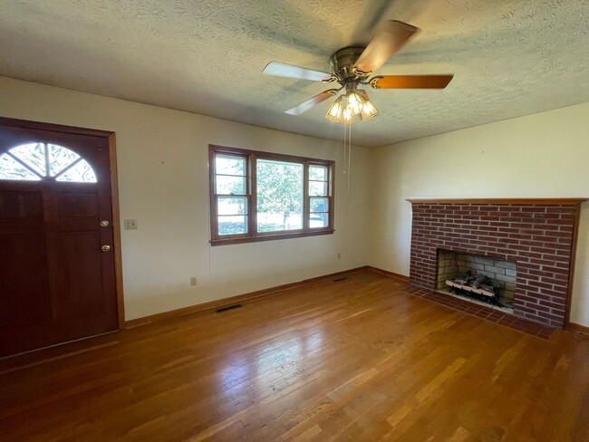 Building Photo - Country Home in Bedford County
