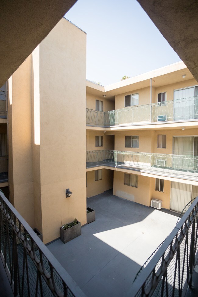 Foto del edificio - 7705 Hampton Ave