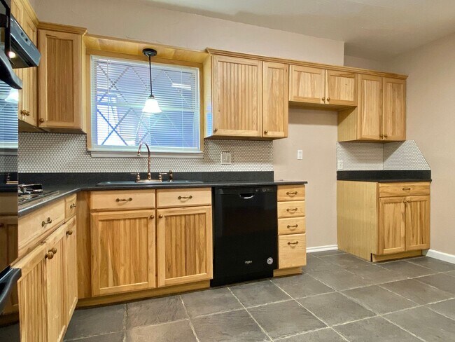 Building Photo - Rare 4 Bed, 2.5 Bath Home in Del City