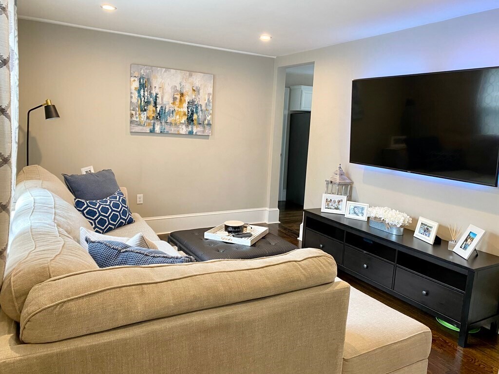 Living Room - 11 Town Hill St