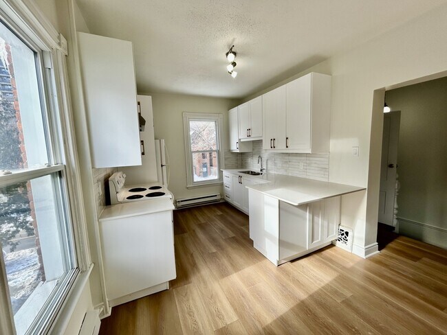 Photo du bâtiment - 157 Hess St S